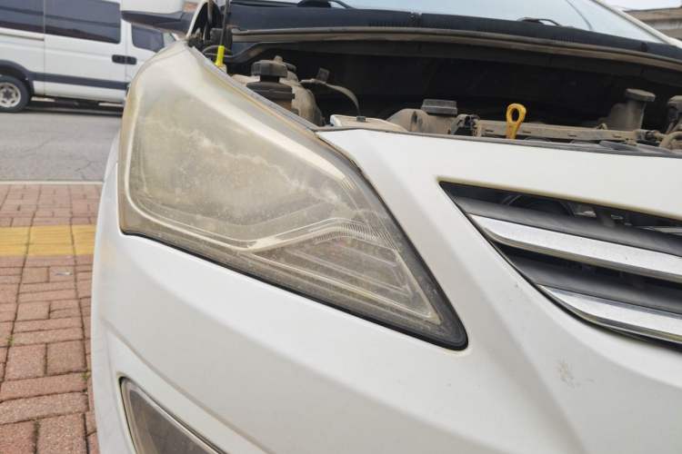 Used Hyundai Verna (older generation) 2014 1.4L Manual Smart GLS Trim Right Front Headlight