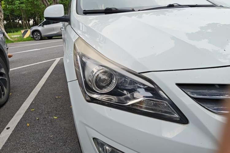 Used Hyundai Verna (older generation) 2014 1.4L Automatic Leading-Edge GLX Right Front Headlight