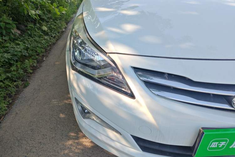 Used Hyundai Verna (older generation) 2014 1.4L Manual Smart GLS Trim Right Front Headlight