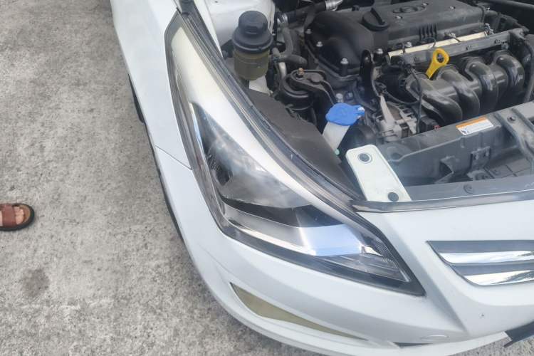 Used Hyundai Verna (older generation) 2014 1.4L Manual Smart GLS Trim Right Front Headlight