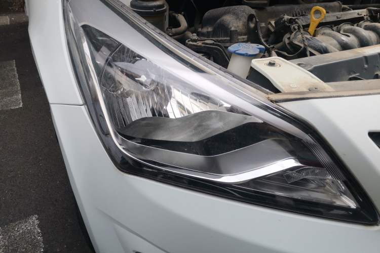 Used Hyundai Verna (older generation) 2014 1.4L Automatic Smart GLS Right Front Headlight