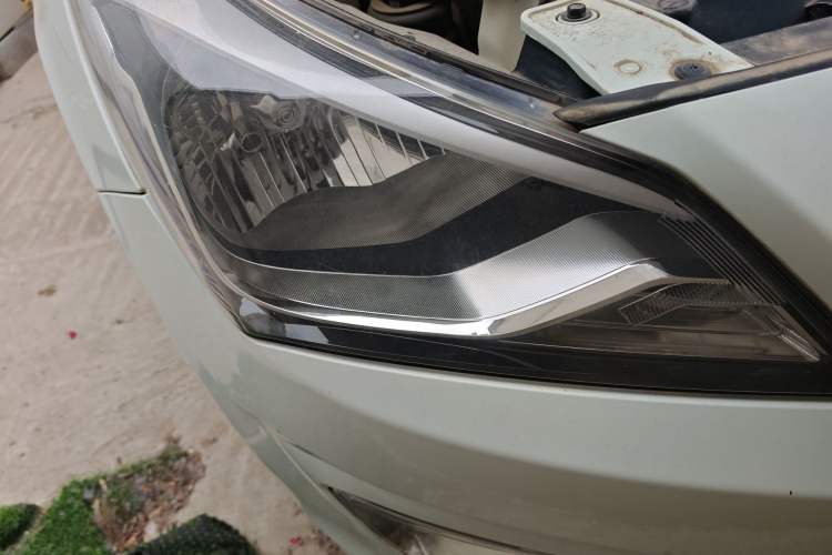 Used Hyundai Verna (older generation) 2014 1.4L Manual Smart GLS Trim Right Front Headlight