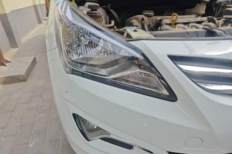 Used Hyundai Verna (older generation) 2014 1.4L Manual Smart GLS Trim Right Front Headlight