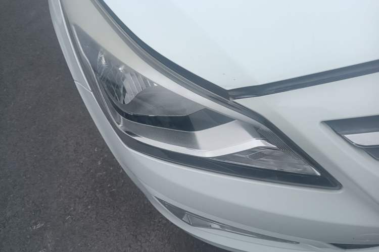 Used Hyundai Verna (older generation) 2014 1.4L Manual Smart GLS Trim Right Front Headlight