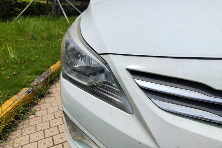 Used Hyundai Verna (older generation) 2014 1.4L Manual Smart GLS Trim Right Front Headlight
