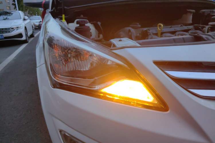 Used Hyundai Verna (older generation) 2014 1.4L Manual Smart GLS Trim Right Front Headlight