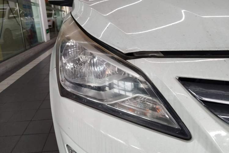 Used Hyundai Verna (older generation) 2014 1.4L Automatic Smart GLS Right Front Headlight