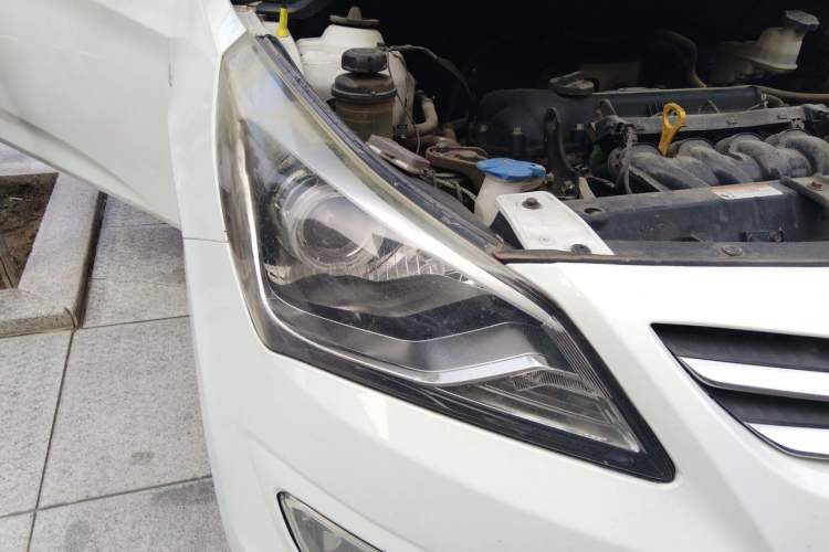 Used Hyundai Verna (older generation) 2014 1.4L Manual Smart GLS Trim Right Front Headlight