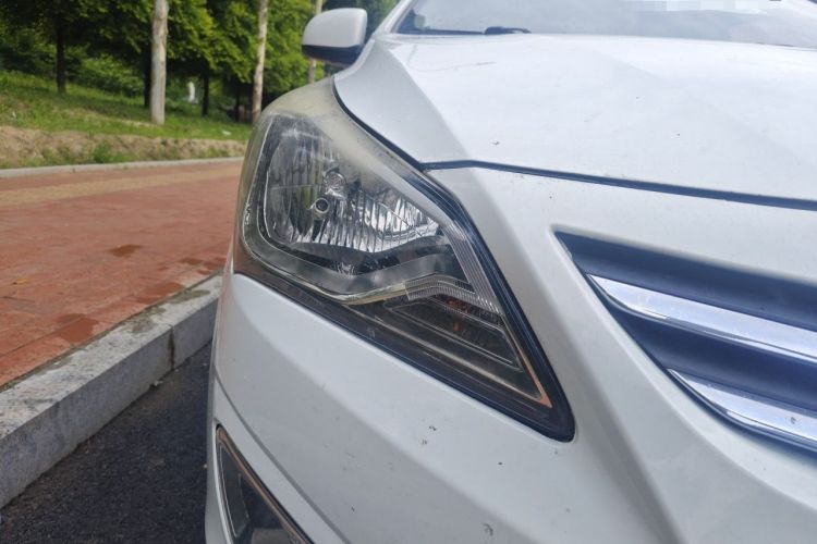 Used Hyundai Verna (older generation) 2014 1.4L Manual Smart GLS Trim Right Front Headlight