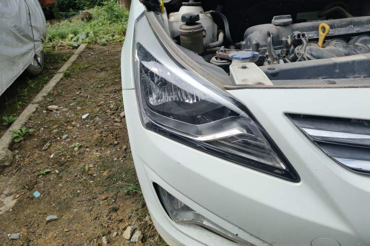 Used Hyundai Verna (older generation) 2014 1.4L Automatic Smart GLS Right Front Headlight