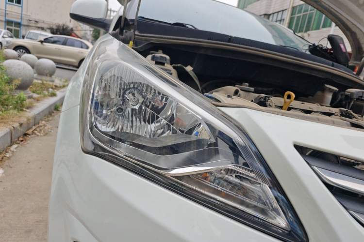 Used Hyundai Verna (older generation) 2014 1.4L Manual Smart GLS Trim Right Front Headlight