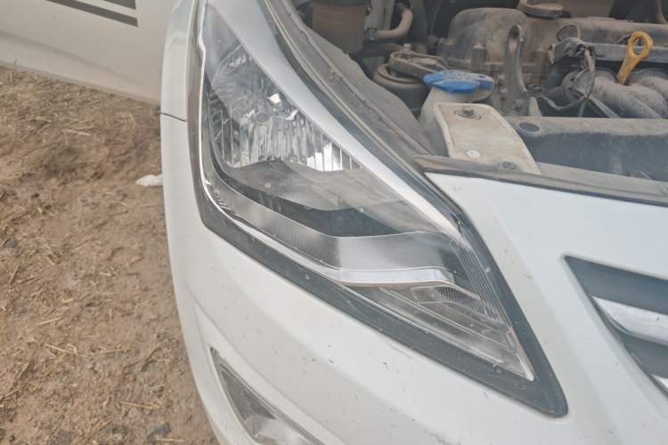 Used Hyundai Verna (older generation) 2014 1.4L Manual Smart GLS Trim Right Front Headlight