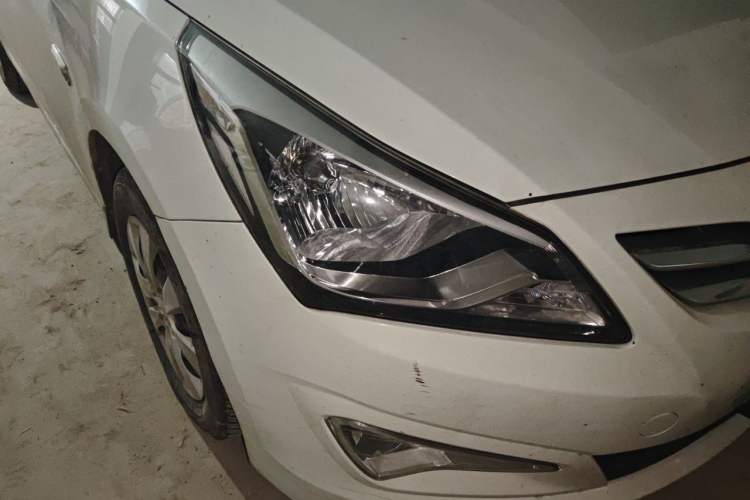 Used Hyundai Verna (older generation) 2014 1.4L Manual Smart GLS Trim Right Front Headlight