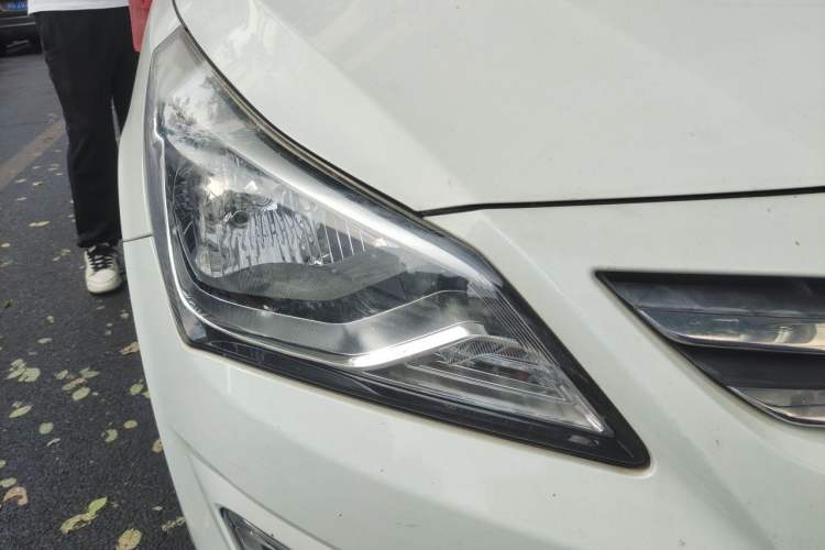 Used Hyundai Verna (older generation) 2014 1.4L Manual Smart GLS Trim Right Front Headlight