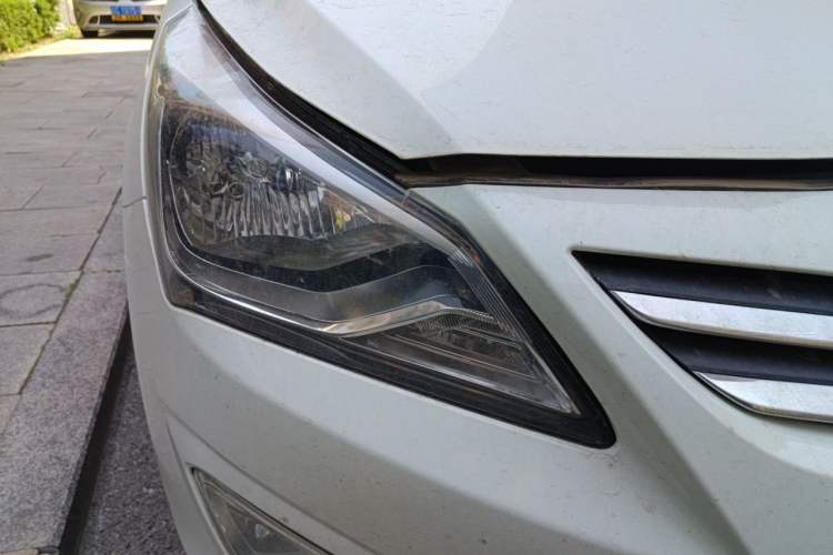 Used Hyundai Verna (older generation) 2014 1.4L Manual Smart GLS Trim Right Front Headlight