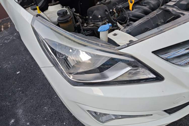 Used Hyundai Verna (older generation) 2014 1.4L Manual Smart GLS Trim Right Front Headlight