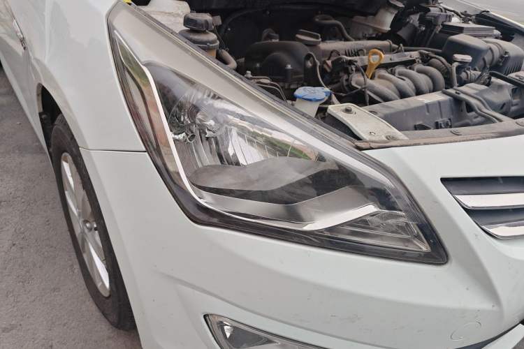 Used Hyundai Verna (older generation) 2014 1.4L Manual Smart GLS Trim Right Front Headlight