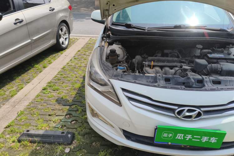 Used Hyundai Verna (older generation) 2014 1.4L Manual Smart GLS Trim Right Front Headlight