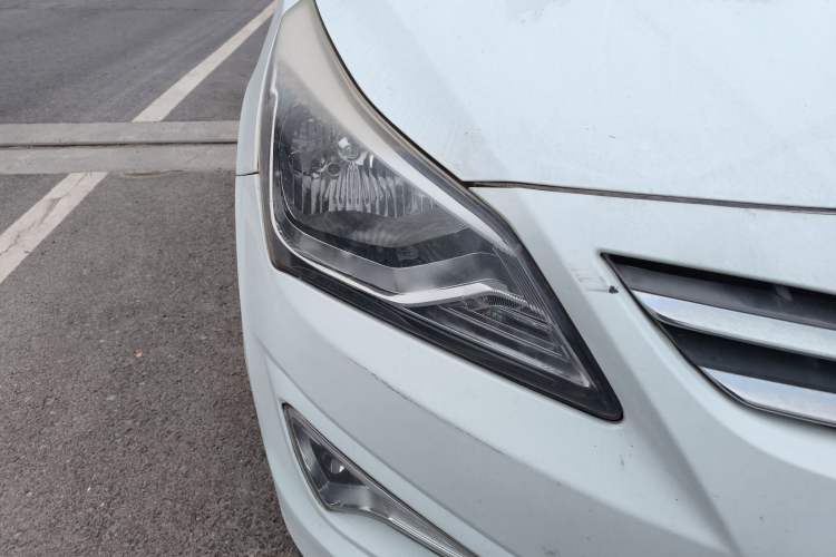 Used Hyundai Verna (older generation) 2014 1.4L Manual Smart GLS Trim Right Front Headlight