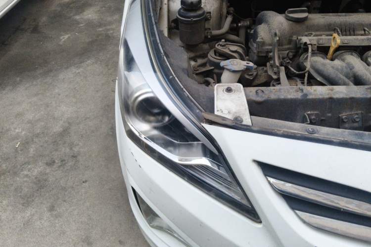 Used Hyundai Verna (older generation) 2014 1.4L Automatic Leading-Edge GLX Right Front Headlight