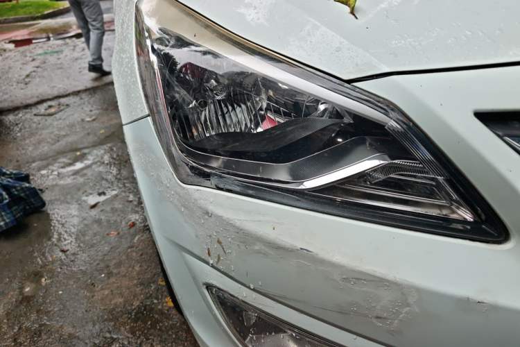 Used Hyundai Verna (older generation) 2014 1.4L Automatic Smart GLS Right Front Headlight