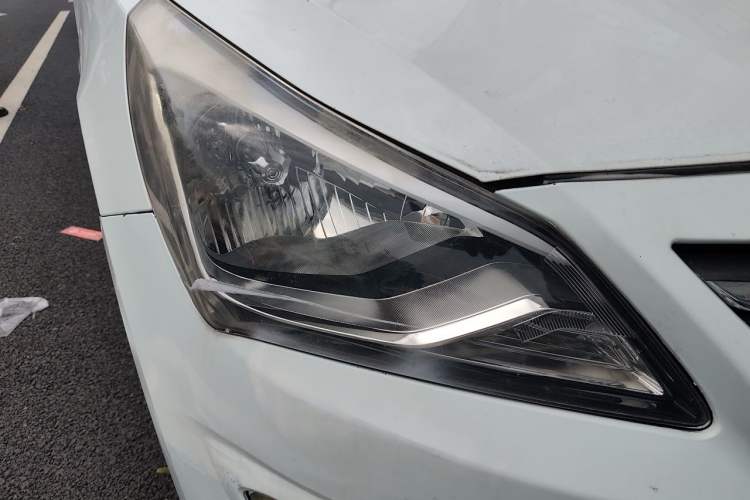 Used Hyundai Verna (older generation) 2014 1.4L Automatic Smart GLS Right Front Headlight