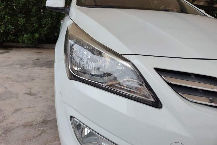 Used Hyundai Verna (older generation) 2014 1.4L Manual Smart GLS Trim Right Front Headlight