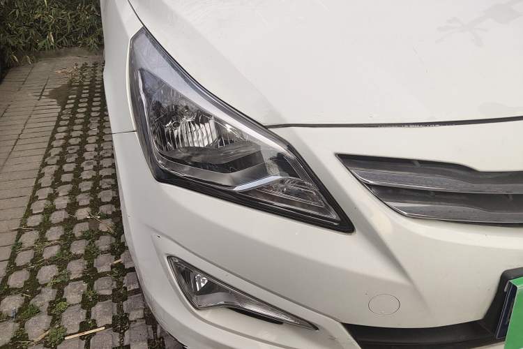 Used Hyundai Verna (older generation) 2014 1.4L Manual Smart GLS Trim Right Front Headlight