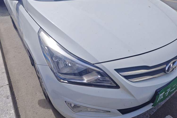 Used Hyundai Verna (older generation) 2014 1.4L Manual Smart GLS Trim Right Front Headlight