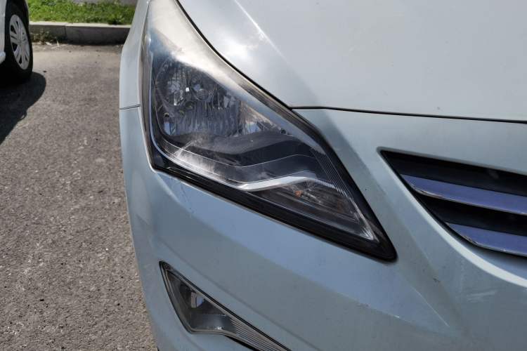 Used Hyundai Verna (older generation) 2014 1.4L Manual Smart GLS Trim Right Front Headlight