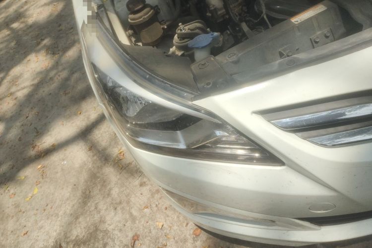 Used Hyundai Verna (older generation) 2014 1.4L Automatic Leading-Edge GLX Right Front Headlight