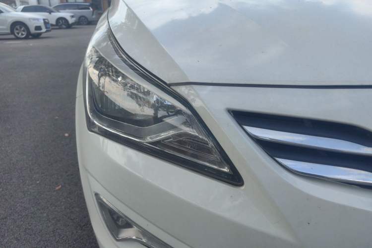 Used Hyundai Verna (older generation) 2014 1.4L Automatic Smart GLS Right Front Headlight