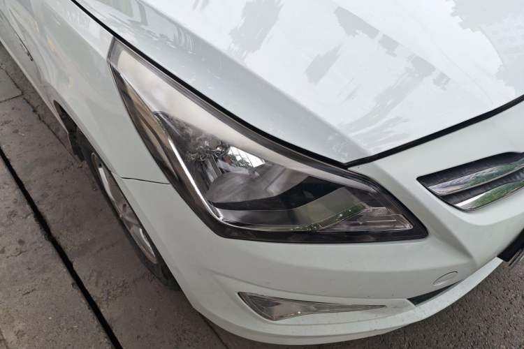 Used Hyundai Verna (older generation) 2014 1.4L Manual Smart GLS Trim Right Front Headlight