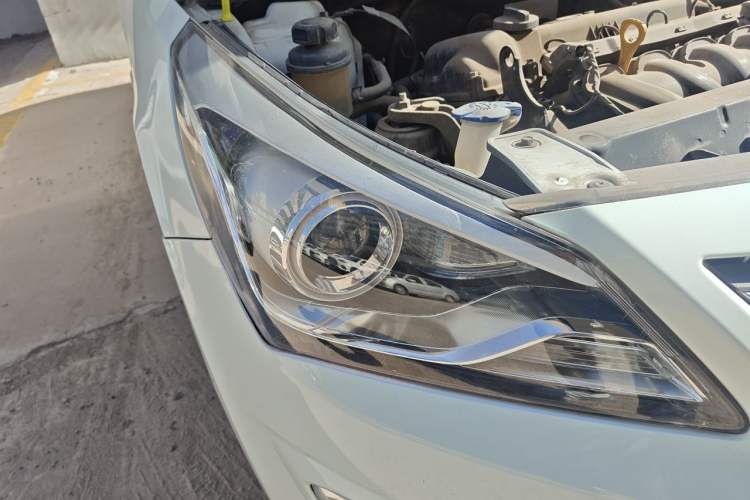 Used Hyundai Verna (older generation) 2014 1.4L Automatic Leading-Edge GLX Right Front Headlight