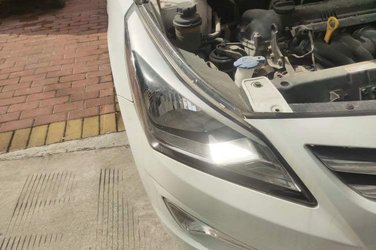Used Hyundai Verna (older generation) 2014 1.4L Automatic Smart GLS Right Front Headlight