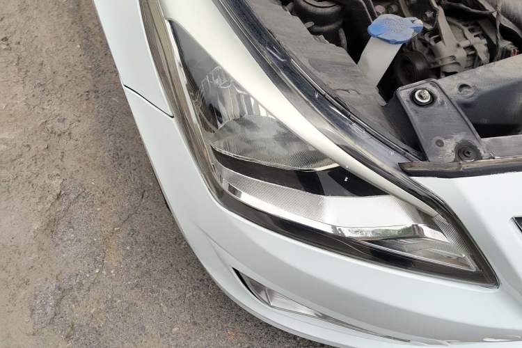 Used Hyundai Verna (older generation) 2014 1.4L Automatic Smart GLS Right Front Headlight
