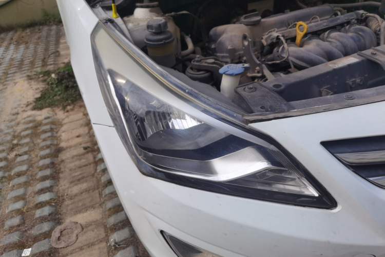 Used Hyundai Verna (older generation) 2014 1.4L Manual Smart GLS Trim Right Front Headlight