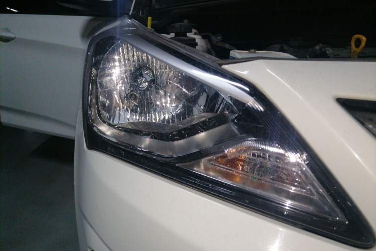 Used Hyundai Verna (older generation) 2014 1.4L Manual Smart GLS Trim Right Front Headlight
