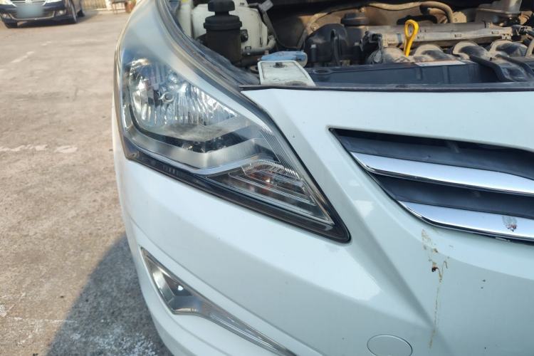 Used Hyundai Verna (older generation) 2014 1.4L Automatic Smart GLS Right Front Headlight