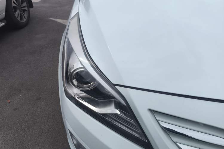 Used Hyundai Verna (older generation) 2014 1.4L Manual Top-Tier Model TOP Right Front Headlight