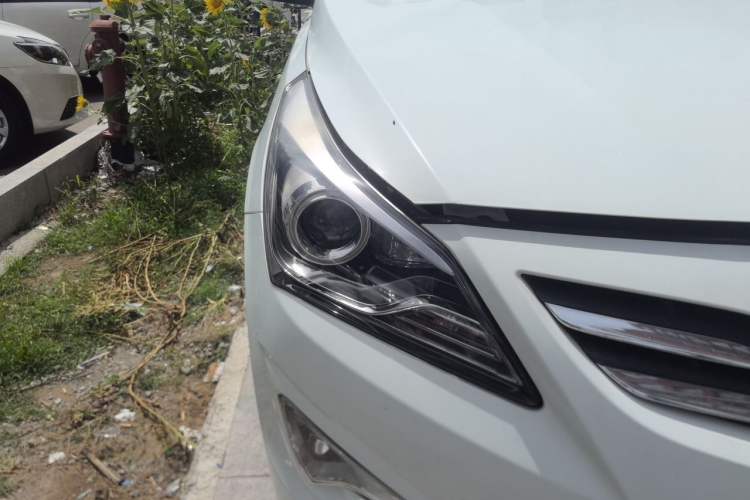 Used Hyundai Verna (older generation) 2014 1.4L Automatic Leading-Edge GLX Right Front Headlight