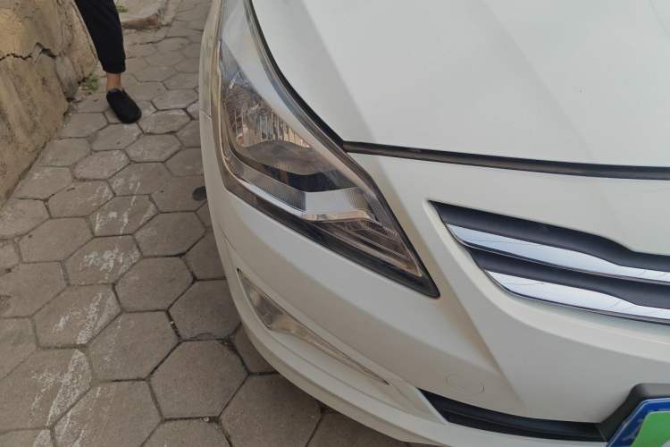 Used Hyundai Verna (older generation) 2014 1.4L Manual Smart GLS Trim Right Front Headlight