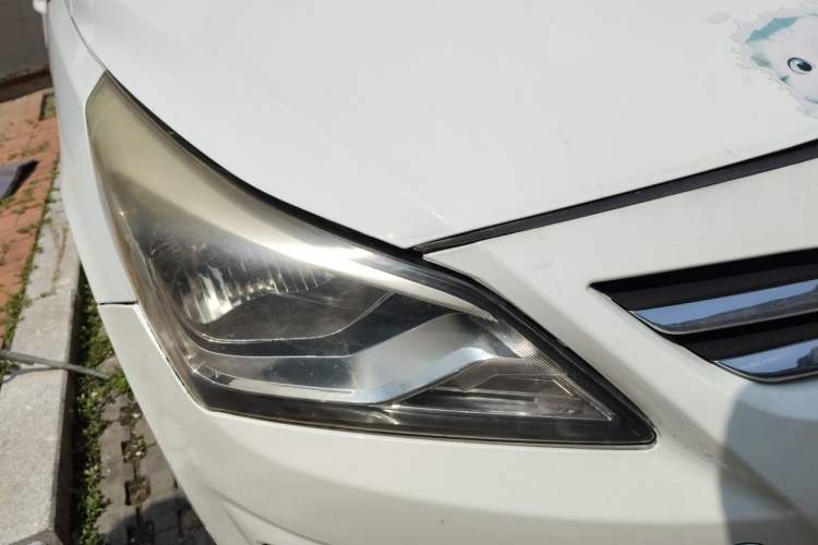 Used Hyundai Verna (older generation) 2014 1.4L Automatic Smart GLS Right Front Headlight