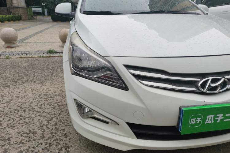 Used Hyundai Verna (older generation) 2014 1.4L Manual Smart GLS Trim Right Front Headlight