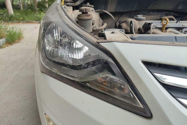 Used Hyundai Verna (older generation) 2014 1.4L Manual Smart GLS Trim Right Front Headlight