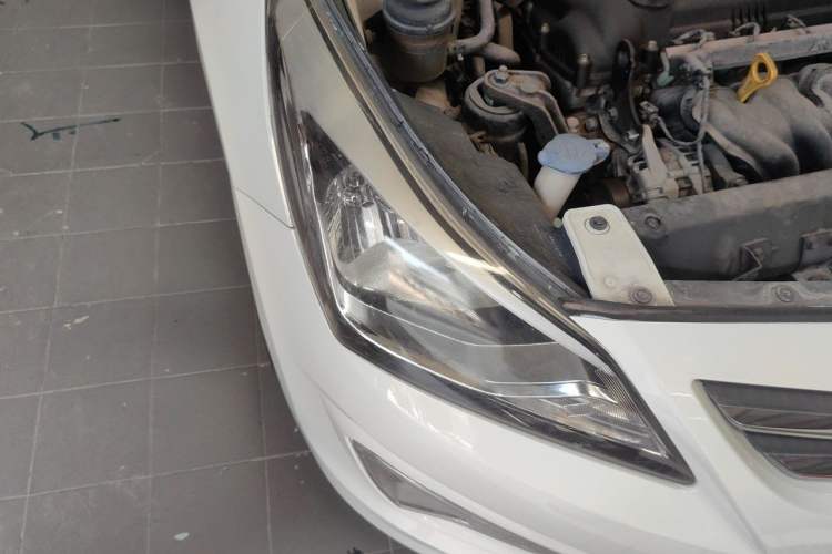 Used Hyundai Verna (older generation) 2014 1.4L Manual Smart GLS Trim Right Front Headlight