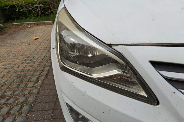 Used Hyundai Verna (older generation) 2014 1.4L Automatic Smart GLS Right Front Headlight