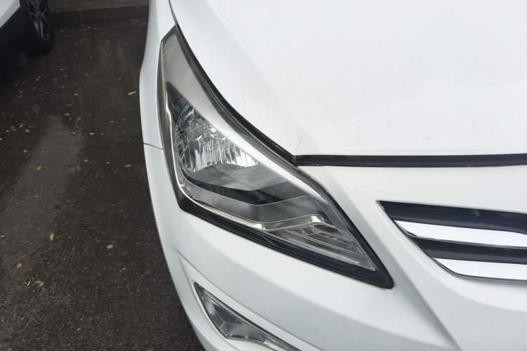 Used Hyundai Verna (older generation) 2014 1.4L Manual Smart GLS Trim Right Front Headlight