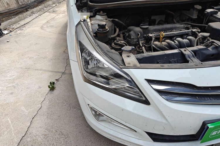 Used Hyundai Verna (older generation) 2014 1.4L Manual Smart GLS Trim Right Front Headlight