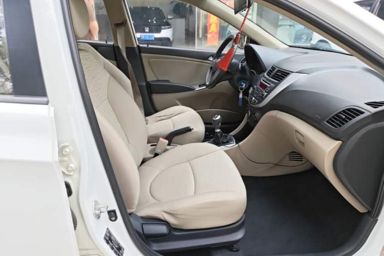Used Hyundai Verna (older generation) 2014 1.4L Manual Smart GLS Trim Right Front Seat
